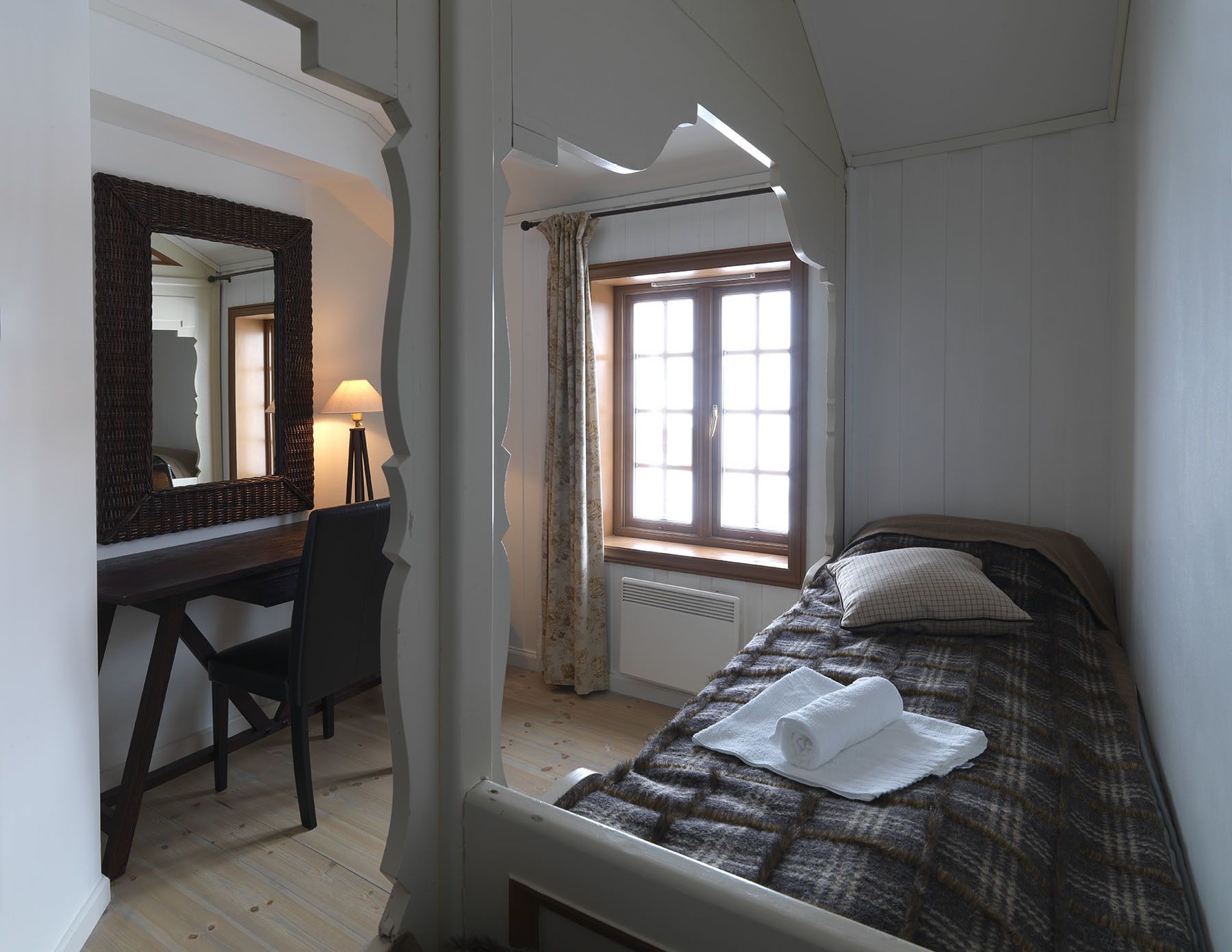 Cribs/infant beds, rollaway beds