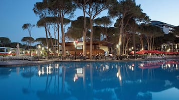 9 bars/lounges, lobby lounge, sports bar