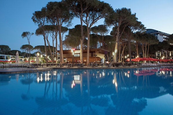 9 Bars/Lounges, Lobby-Lounge, Sportbar