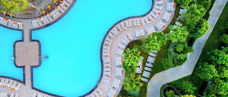 Piscine couverte, piscine extérieure, parasols de plage, chaises longues