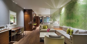 Garden Family Suite Pool View | 高档床上用品、迷你吧(备有免费物品)、客房内保险箱、办公桌