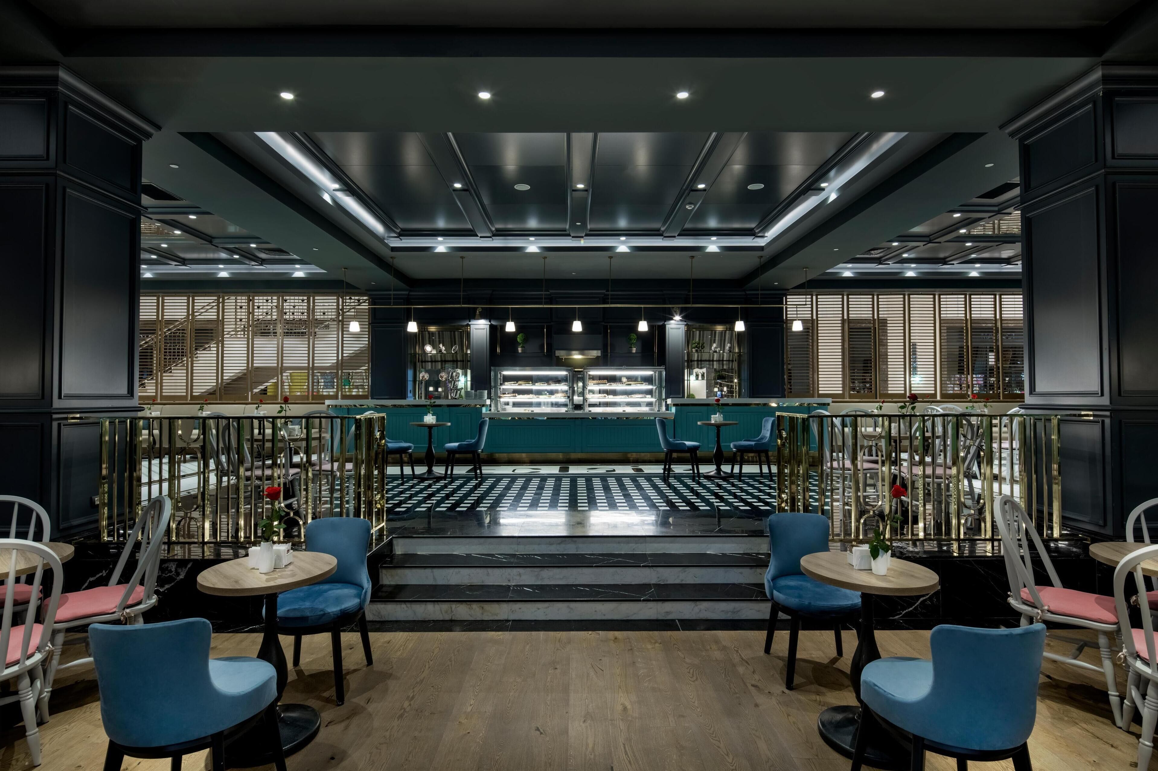 9 bars/lounges, lobby lounge, sports bar