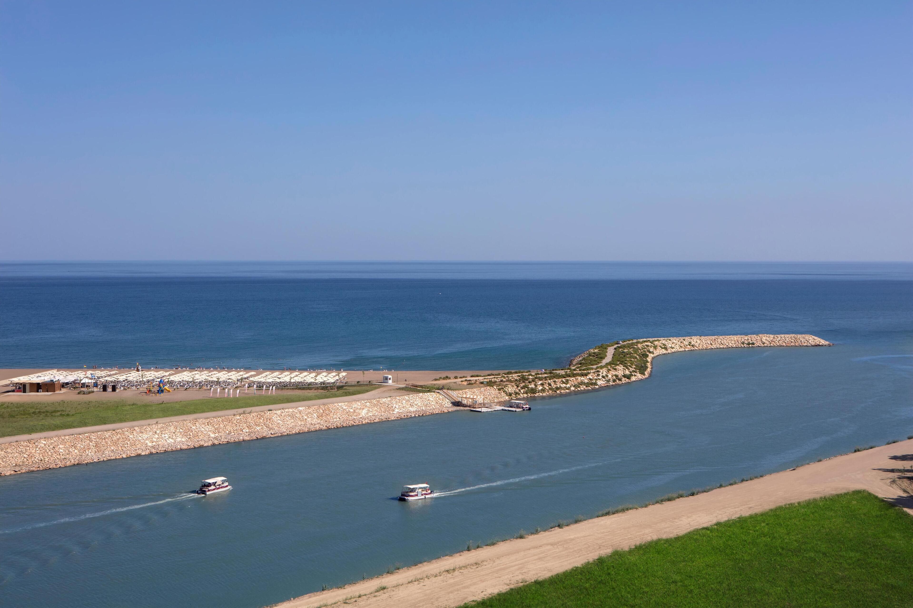 private beach nearby, free beach shuttle, sun-loungers, beach umbrellas