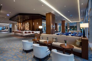 9 bars, lounge dans le hall, bar sportif