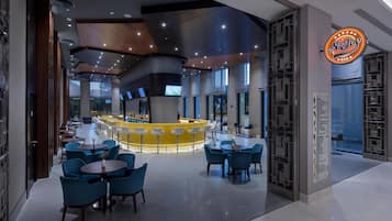 9 bares, 1 salón en el vestíbulo y 1 bar de deportes