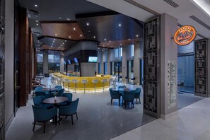 9 Bars/Lounges, Lobby-Lounge, Sportbar