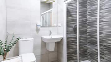 Apartamento, 1 habitación | Baño | Ducha, secador de pelo y toallas