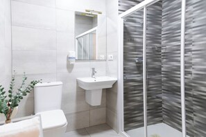 Appartement, 1 slaapkamer | Badkamer | Een douche, een haardroger, handdoeken