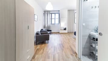Apartamento, 1 habitación | Zona de estar | Una televisión