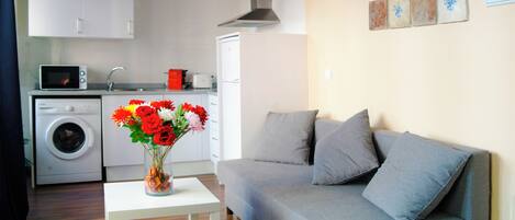 Apartamento superior, 1 habitación | Zona de estar | Una televisión