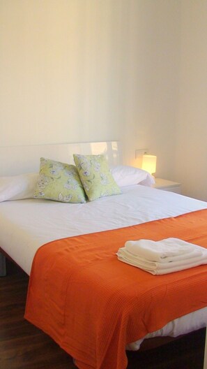 1 bedroom, down comforters, individually decorated - Down Town 13 Apartments (Valencia)