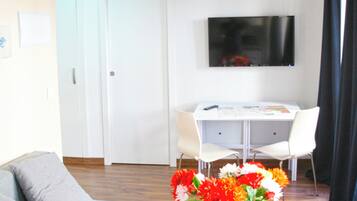 Căn hộ Superior, 1 phòng ngủ | Khu phòng khách | TV