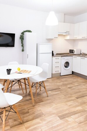 Apartment, 1 Bedroom | Private kitchen | Full-size fridge, microwave, stovetop, coffee/tea maker - Down Town 13 Apartments (Valencia)
