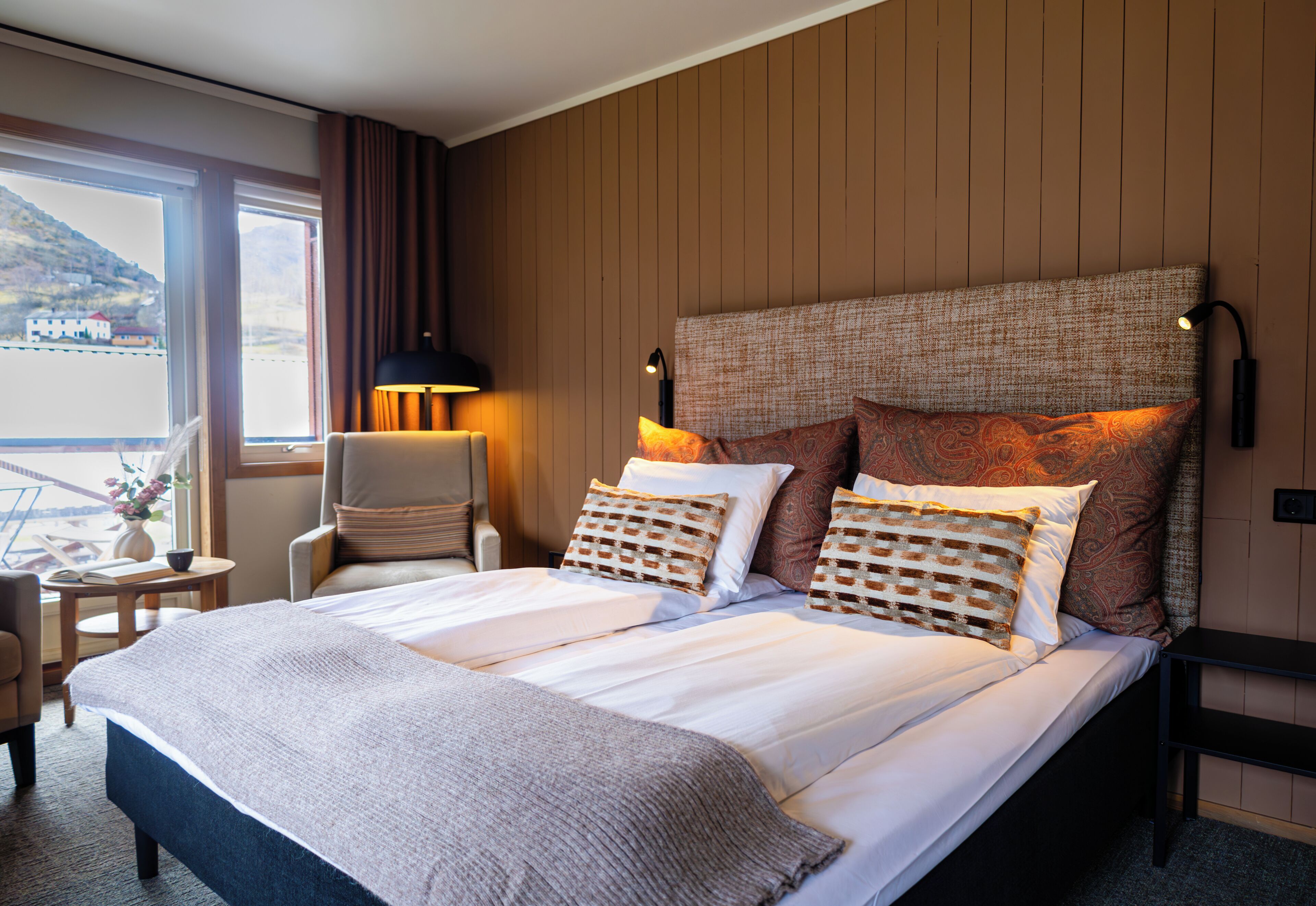 Minibar, cortinas blackout, tabla de planchar con plancha y wifi gratis 
