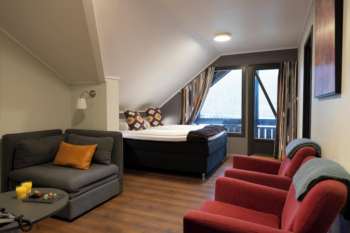 Familiekamer, balkon | 1 slaapkamer, een minibar, verduisterende gordijnen