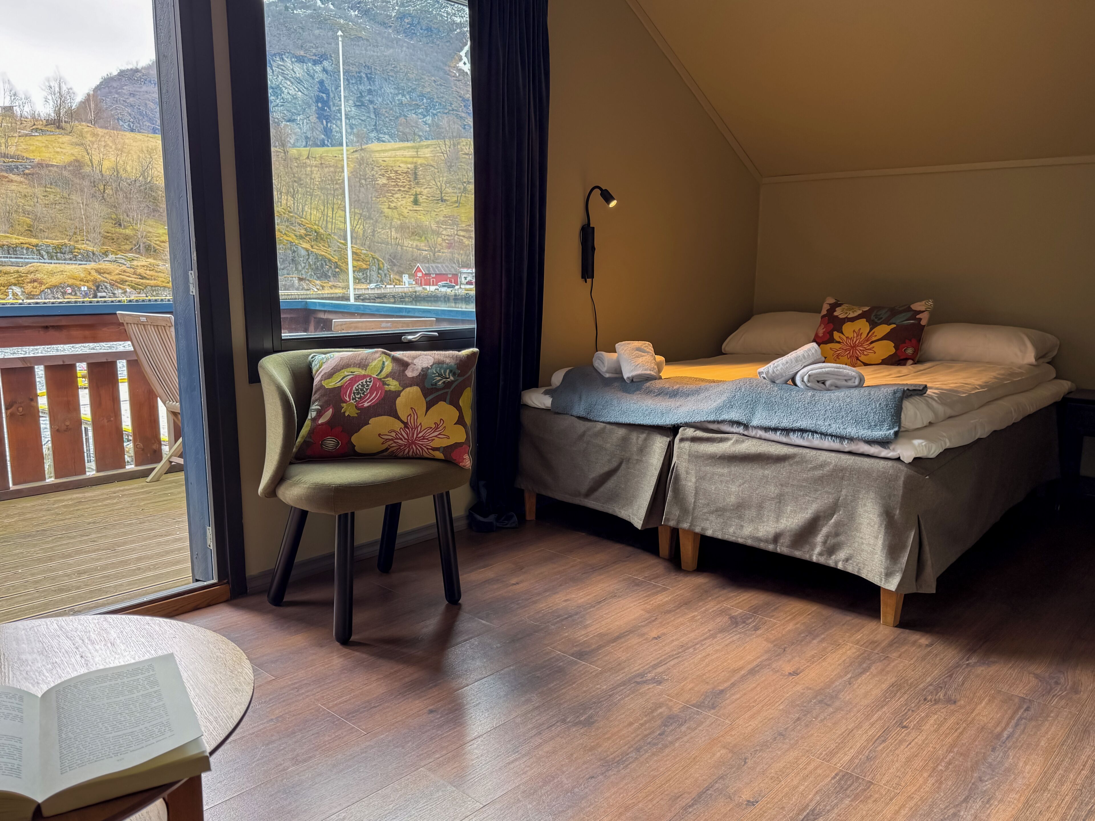 Minibar, cortinas blackout, tabla de planchar con plancha y wifi gratis 
