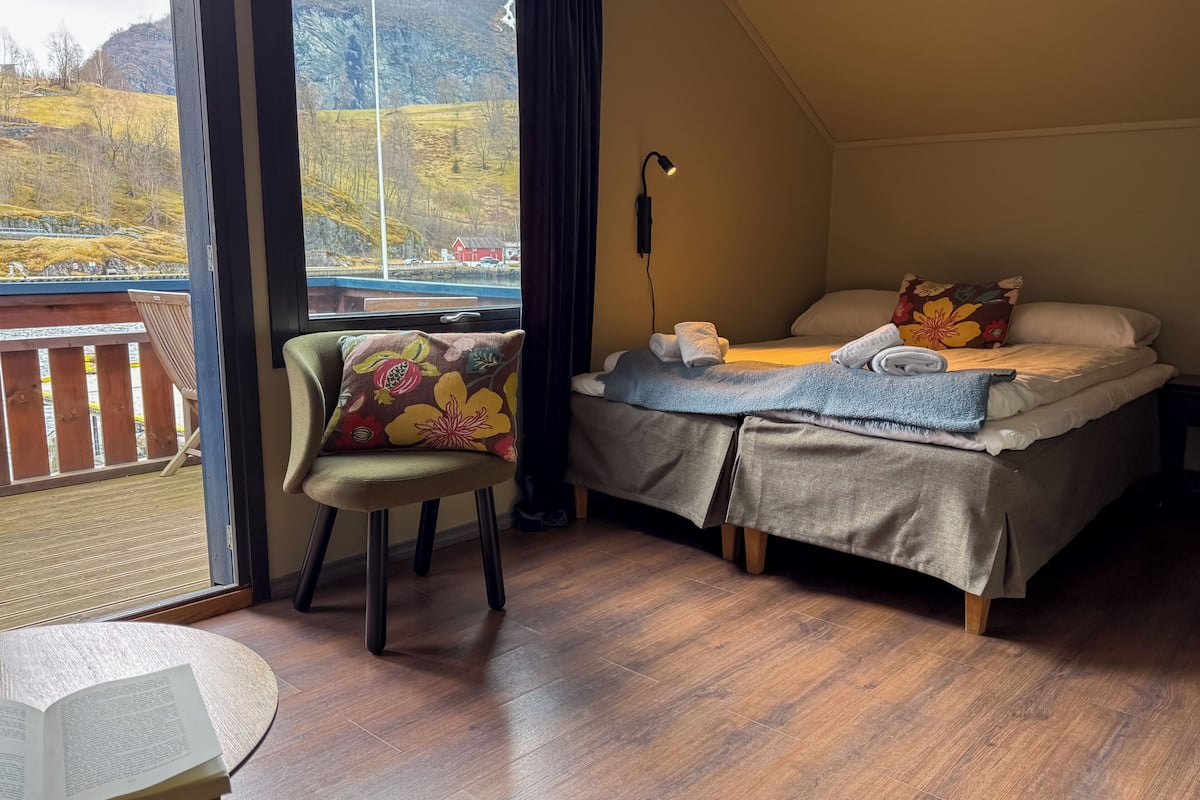 Minibar, cortinas blackout, tabla de planchar con plancha y wifi gratis
