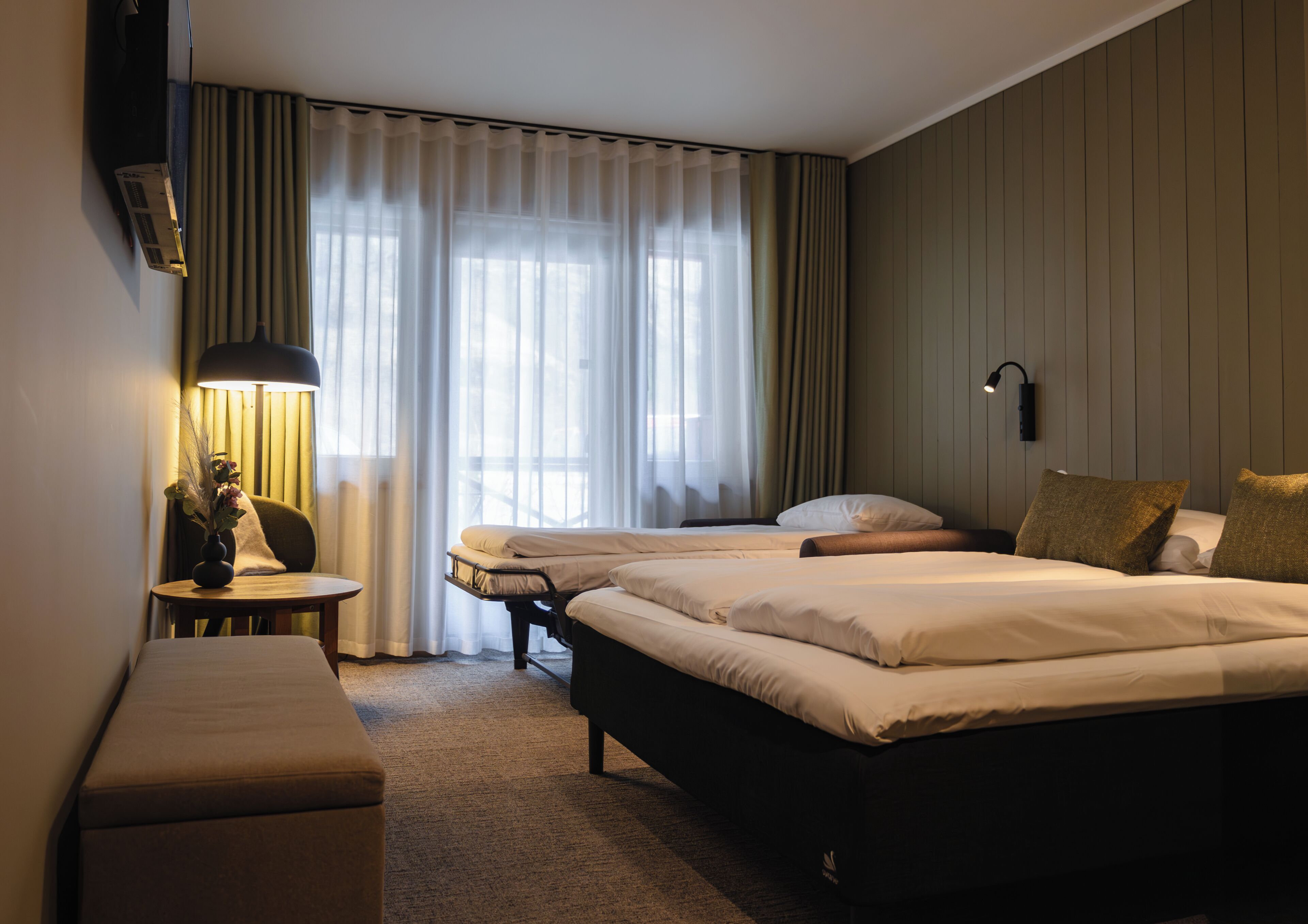Minibar, cortinas blackout, tabla de planchar con plancha y wifi gratis 