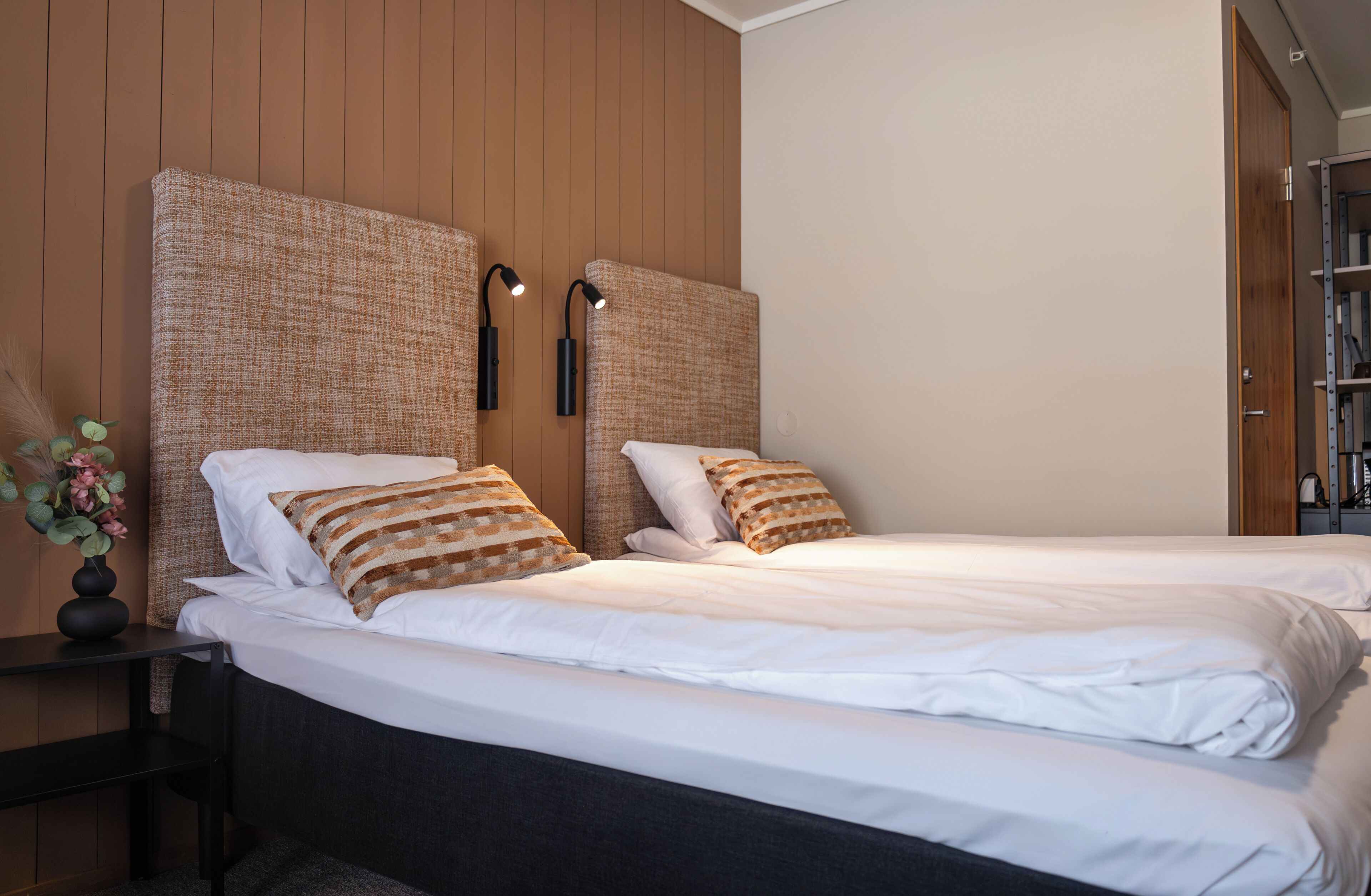 Minibar, cortinas blackout, tabla de planchar con plancha y wifi gratis 