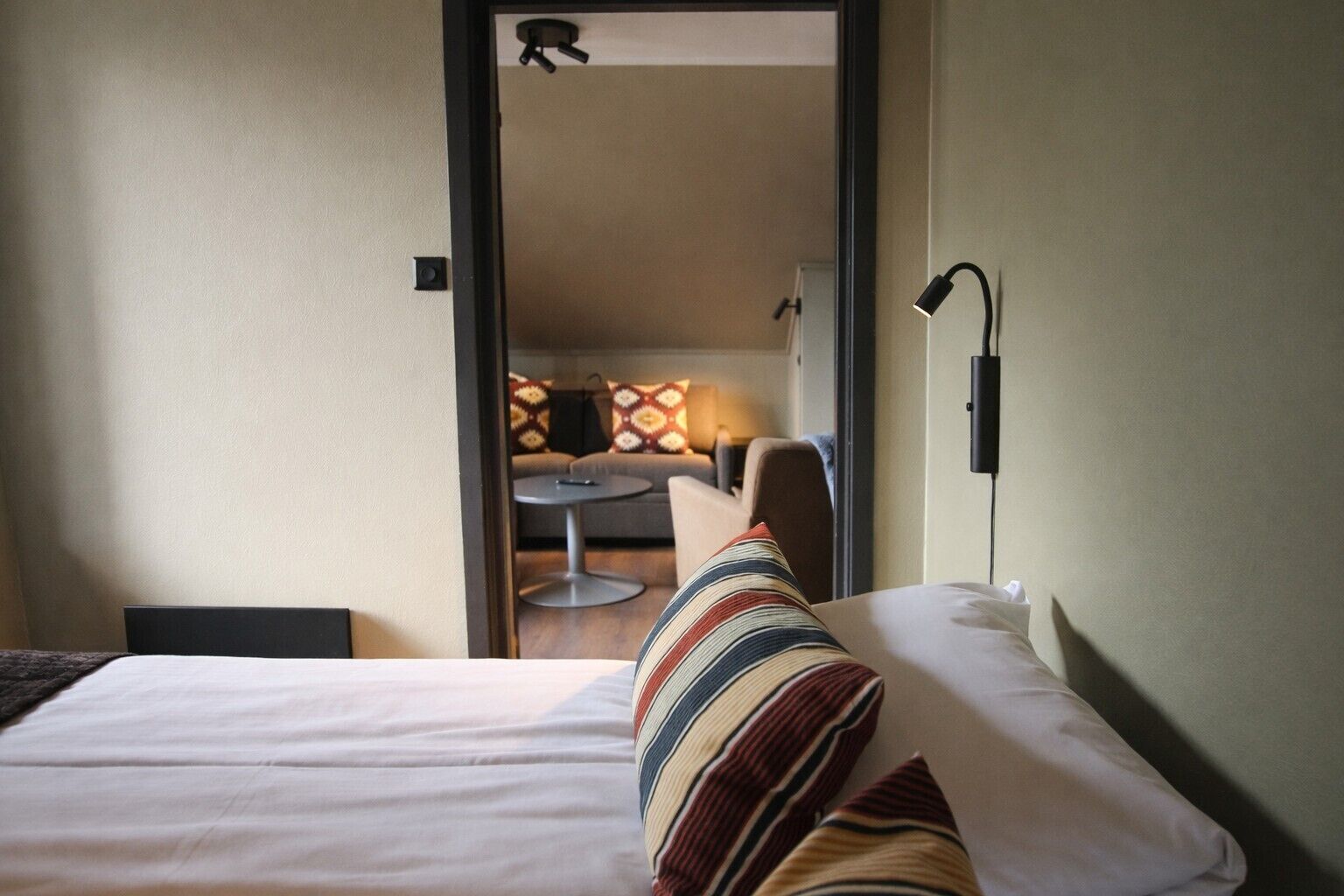 Minibar, cortinas blackout, tabla de planchar con plancha y wifi gratis 