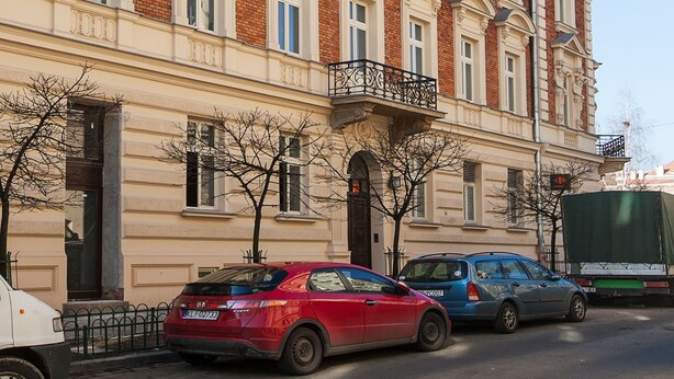 A multi-story building with a classic architectural style, featuring a series of windows and balconies. - EchoDom 3 Apartments (Kraków)