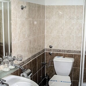 A bathroom with a sink, toilet, and a mirror. - Hotel Elina (Chepelare)