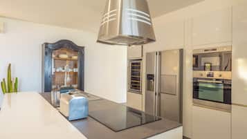 Villa (Mare E Monti) | Cocina privada | Frigorífico grande, microondas, horno y placa de cocina