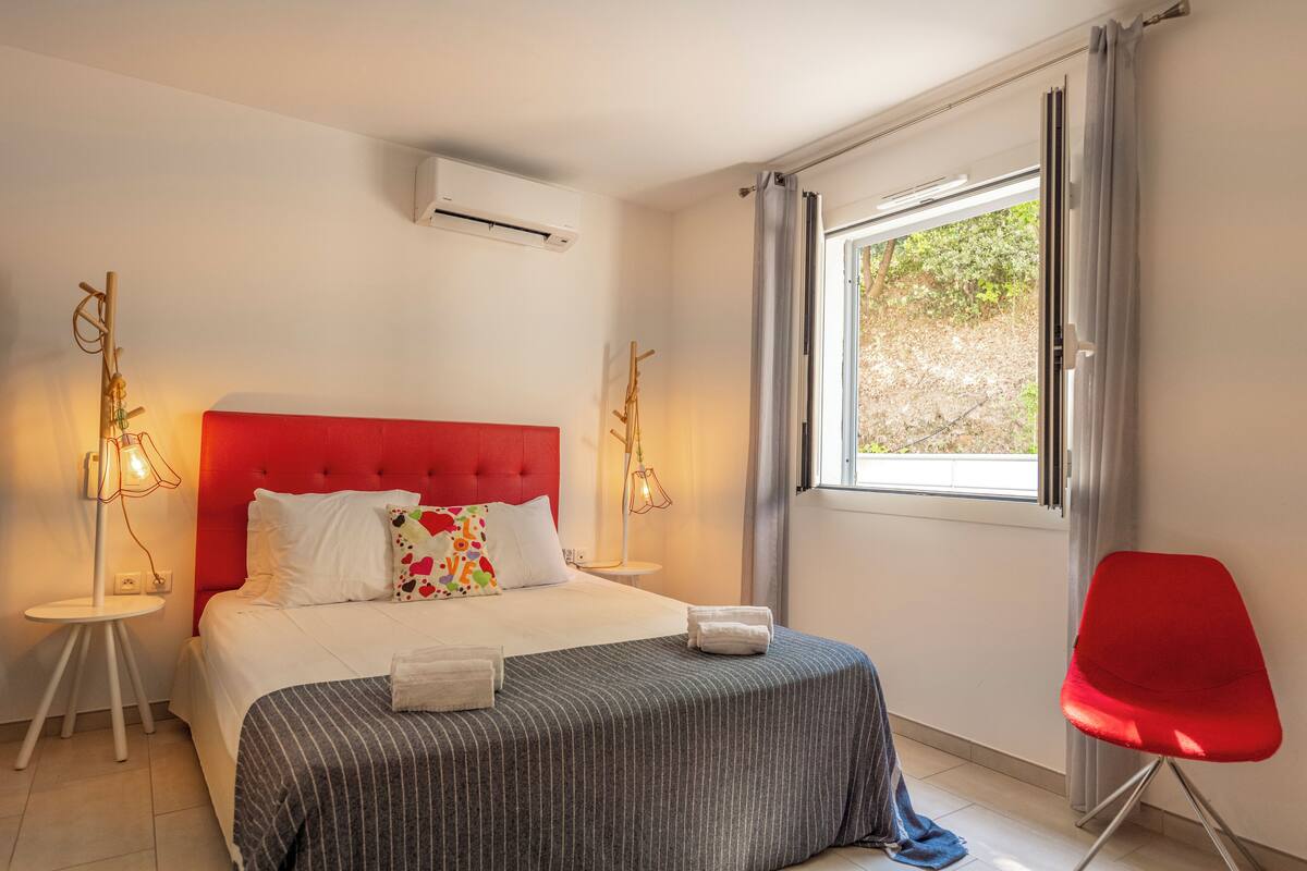 Surmatelas, chambres insonorisées, draps fournis
