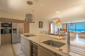 Villa (Perla Rossa) | Private kitchen | Full-sized fridge, microwave, oven, stovetop - Domaine Bagia Donne (Santa-Reparata-di-Balagna)