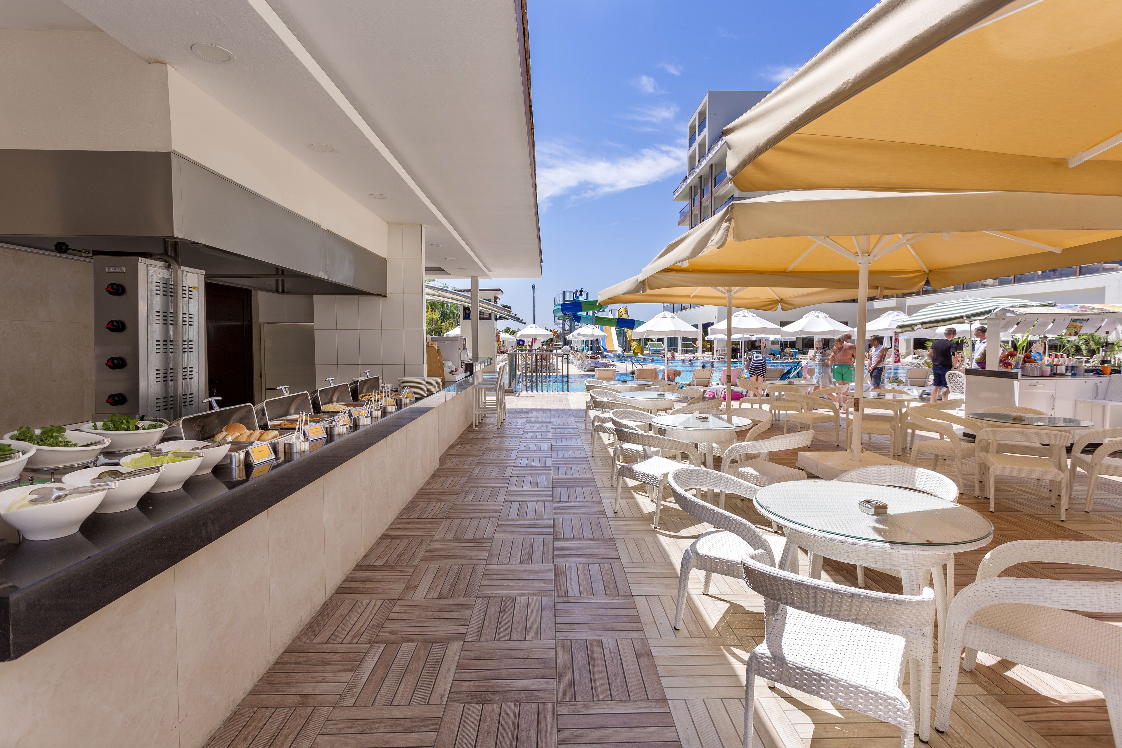 3 restaurantes, se sirven desayunos, comidas, cenas y cocina turca