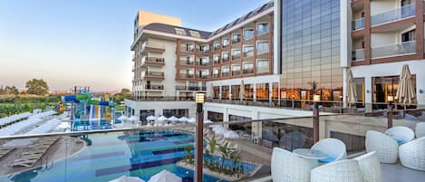 Alberca techada, 2 albercas al aire libre y sombrillas en la alberca