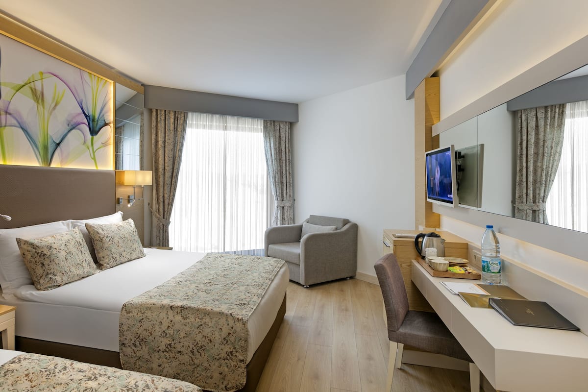 Premium bedding, minibar (free items), desk, WiFi (free)