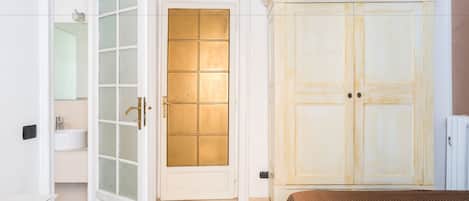 In-room safe, desk, iron/ironing board, free WiFi