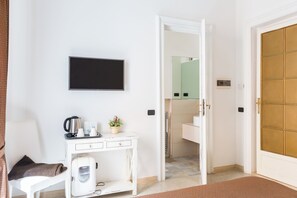 Camera doppia | Una cassaforte in camera, una scrivania, ferro/asse da stiro