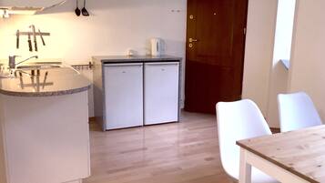 City Apartment, 1 Bedroom, Kitchenette | Private kitchen | Fridge, coffee/tea maker