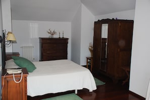 Minibar, individually furnished, blackout drapes, rollaway beds - Hotel Rústico Casa Do Vento (Zas)