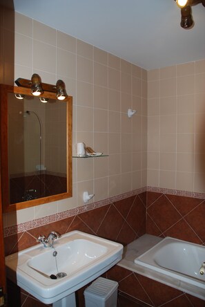 Deep soaking tub, free toiletries, hair dryer, bidet - Hotel Rústico Casa Do Vento (Zas)