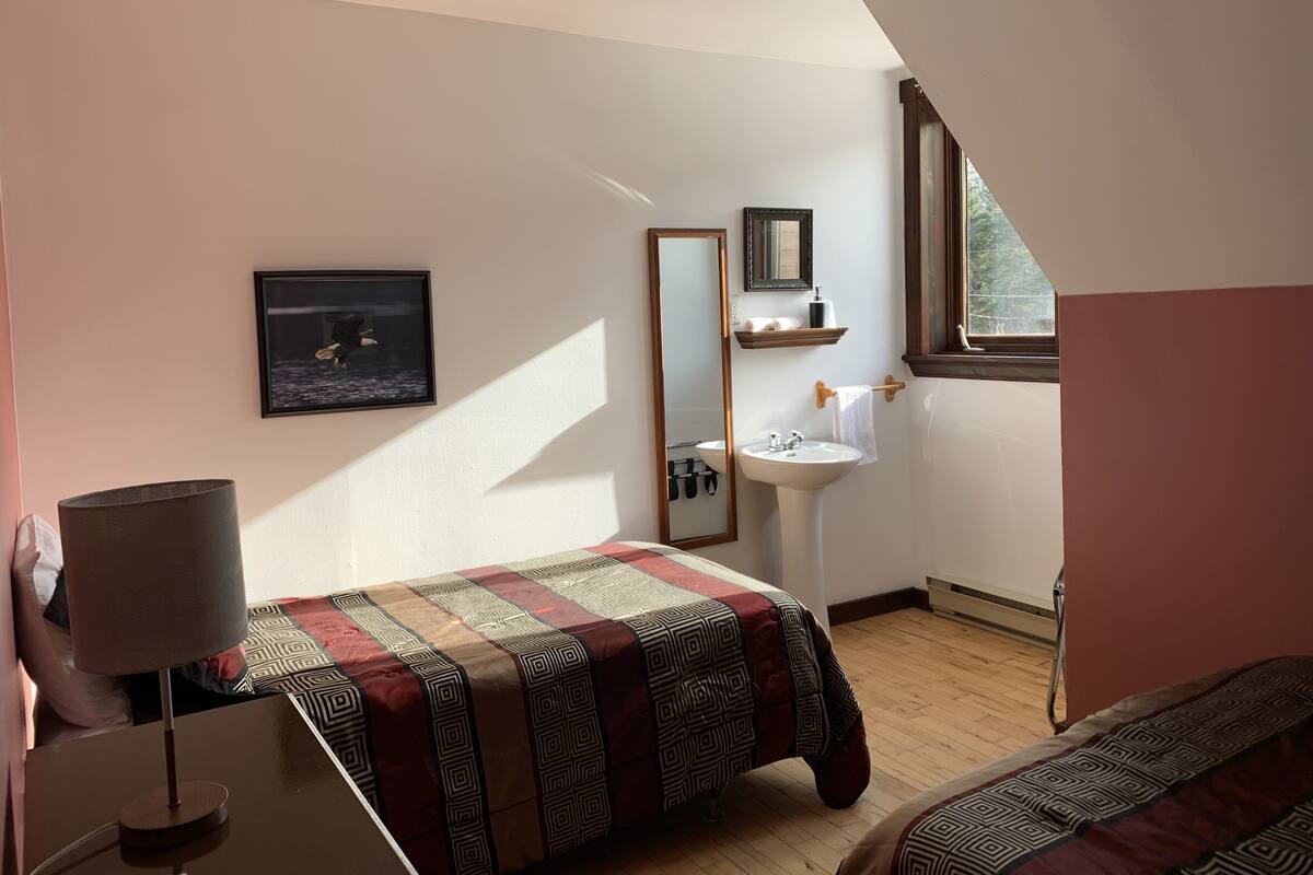 Standardzimmer, Mehrere Betten | Individuell dekoriert, kostenloses WLAN, Bettwäsche