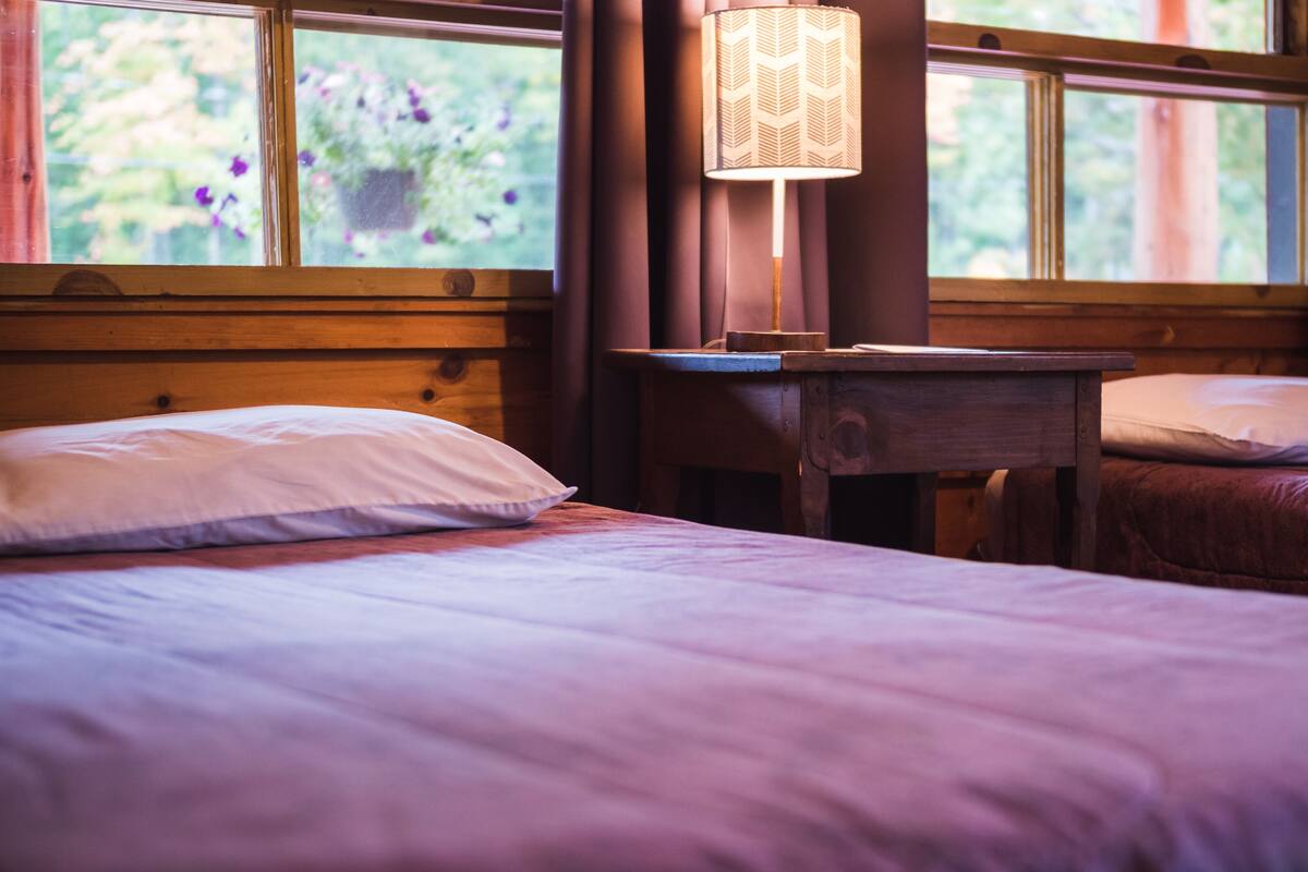 Standardzimmer, 2 Doppelbetten | Individuell dekoriert, kostenloses WLAN, Bettwäsche