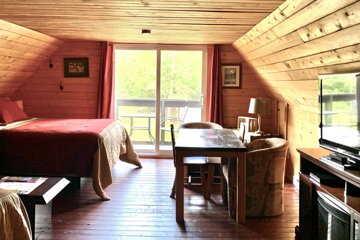 Suite, 2 Queen-Betten | Individuell dekoriert, kostenloses WLAN, Bettwäsche