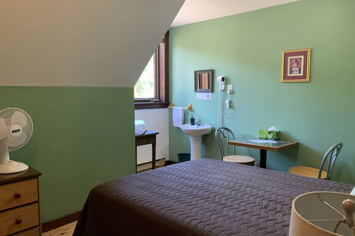 Standardzimmer, 1 Queen-Bett | Individuell dekoriert, kostenloses WLAN, Bettwäsche