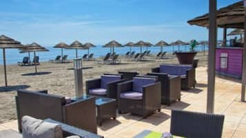 Plage, chaises longues, parasols, serviettes de plage