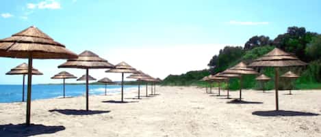 Aan het strand, ligstoelen aan het strand, parasols, strandlakens