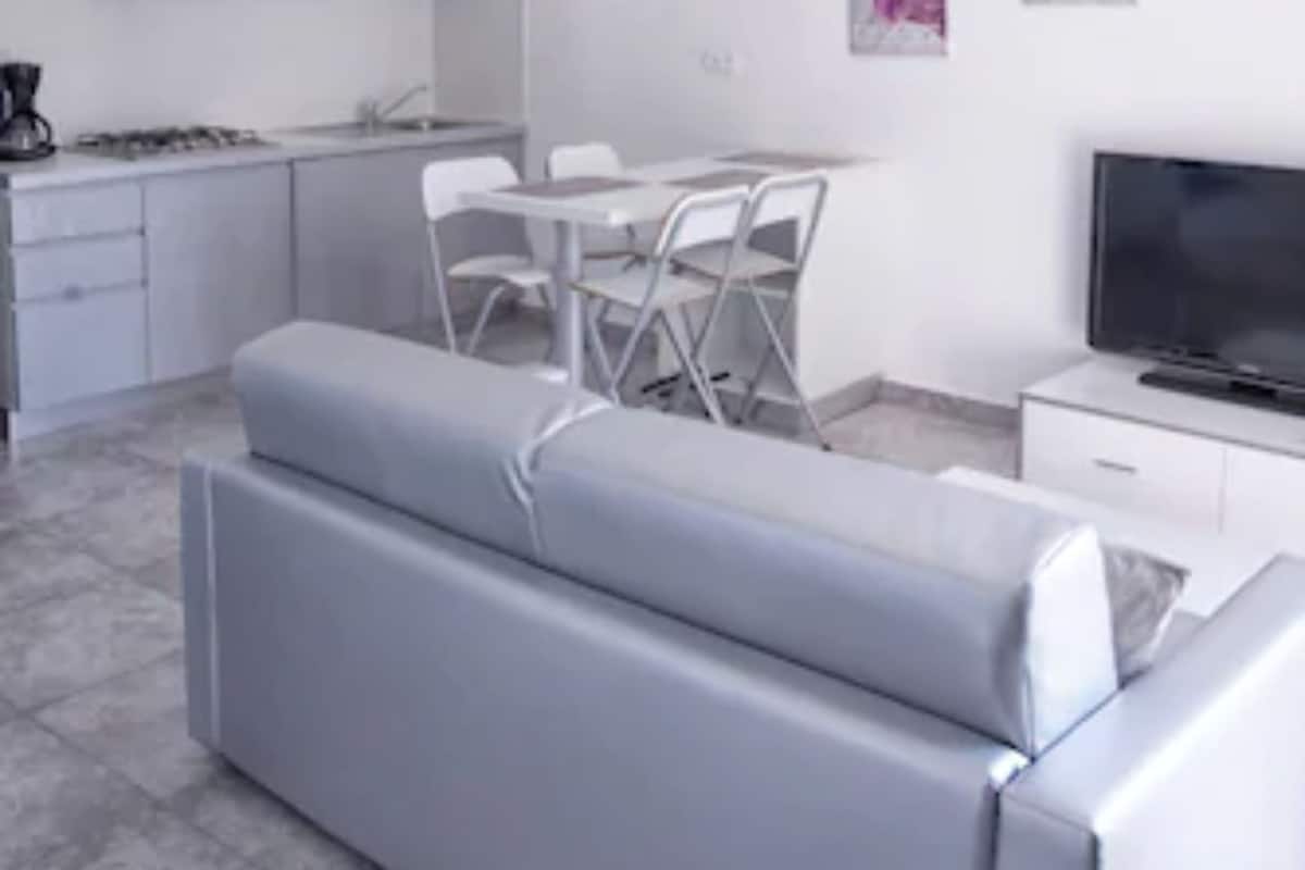 Klassiek appartement, 2 slaapkamers | Woonkamer | Een flatscreentelevisie