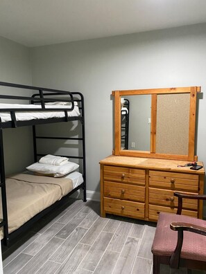 Iron/ironing board, free WiFi, bed sheets - DC International Hostel 1 (Washington)