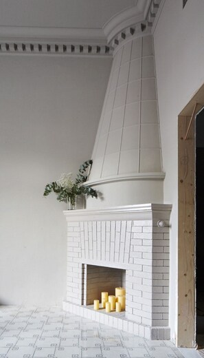 家庭开间 (2 adults and 2 children) | 起居区 | 42-英寸纯平电视 （配备数码频道）、电视