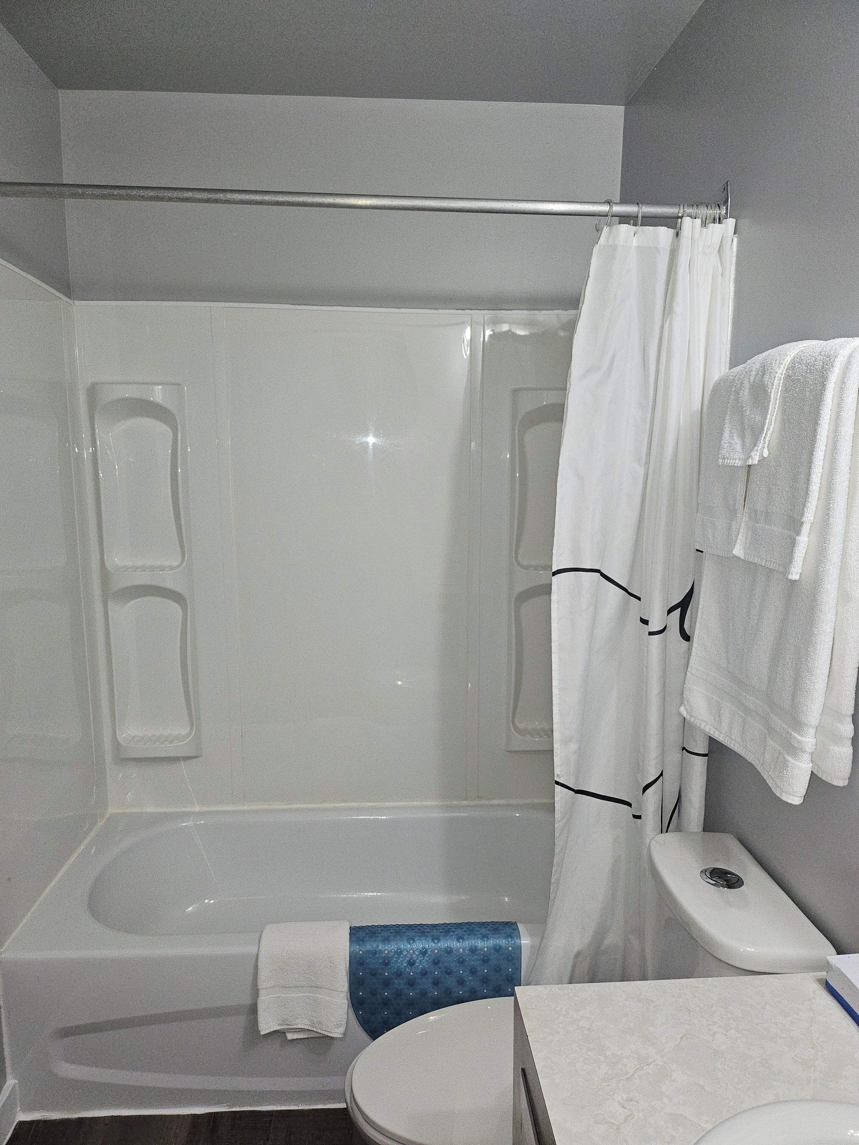 Combined shower/tub, towels, soap, shampoo