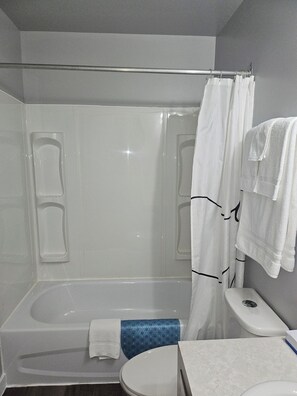 Combined shower/tub, towels, soap, shampoo - Moosomin Country Squire Inn (Moosomin)