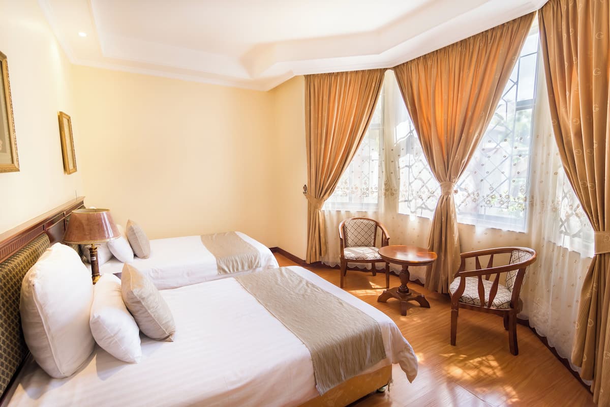 Executive Suite, 2 Twin Beds | 1 bedroom, minibar, desk, free WiFi