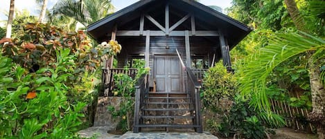 Oceanfront Suite | Premium bedding, pillowtop beds, in-room safe, iron/ironing board